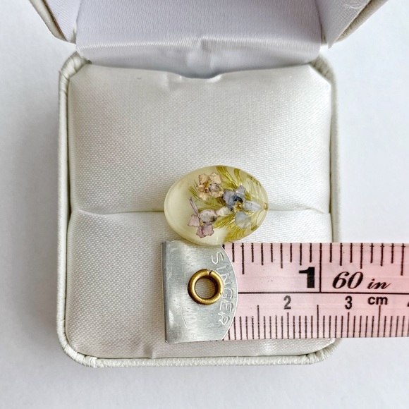 Vintage Floral Forget-me-not Cute Oval Small Stud Earrings with Real Petals - Picture 7 of 8